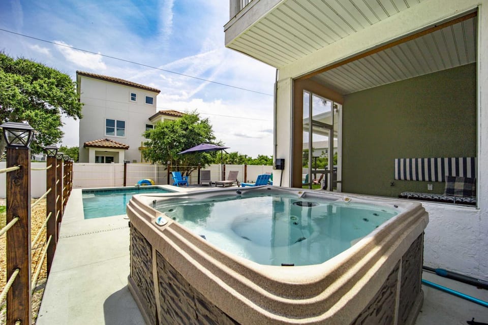 Beach Hot Tub & Pool Getaway in Palm Coast walk or bike to the beach House in Palm Coast