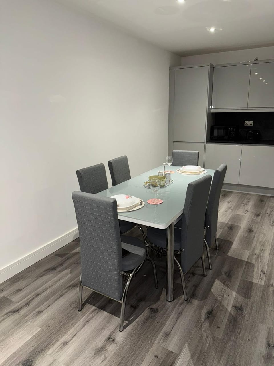 Ideal Heathrow Base 2BR 2BA Apt in Hounslow Apartment in Isleworth