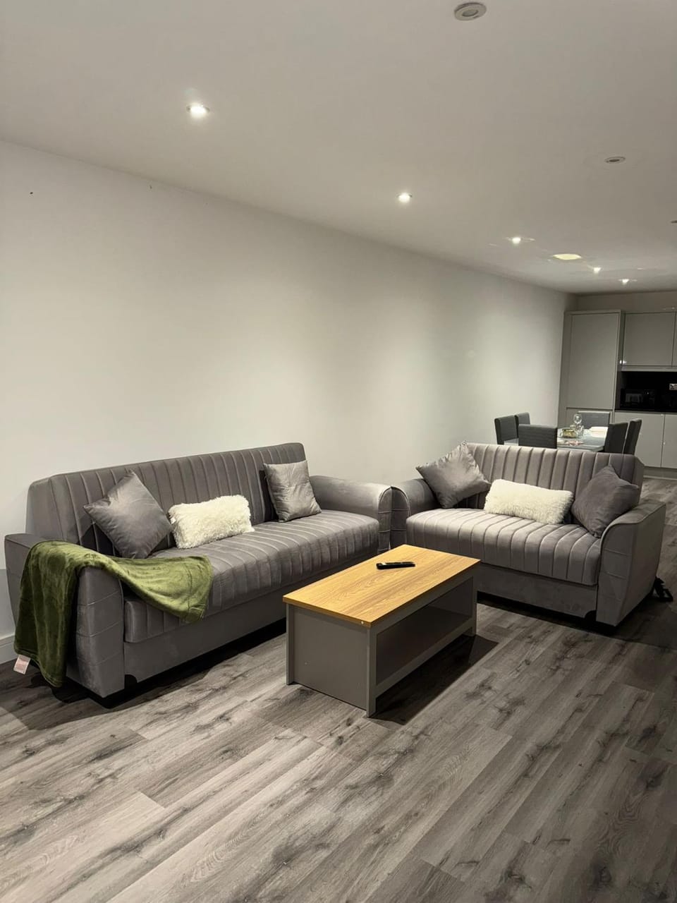 Ideal Heathrow Base 2BR 2BA Apt in Hounslow Apartment in Isleworth