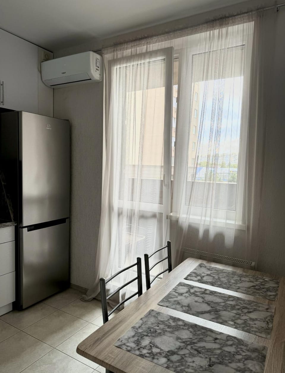 Kitchen or kitchenette, air conditioner