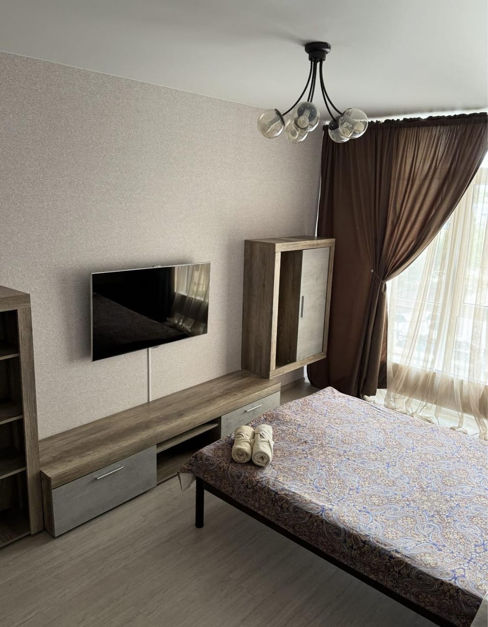 Bed, TV and multimedia, Photo of the whole room, Bedroom