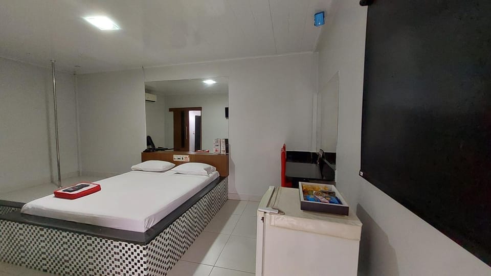 Bed, TV and multimedia, Photo of the whole room