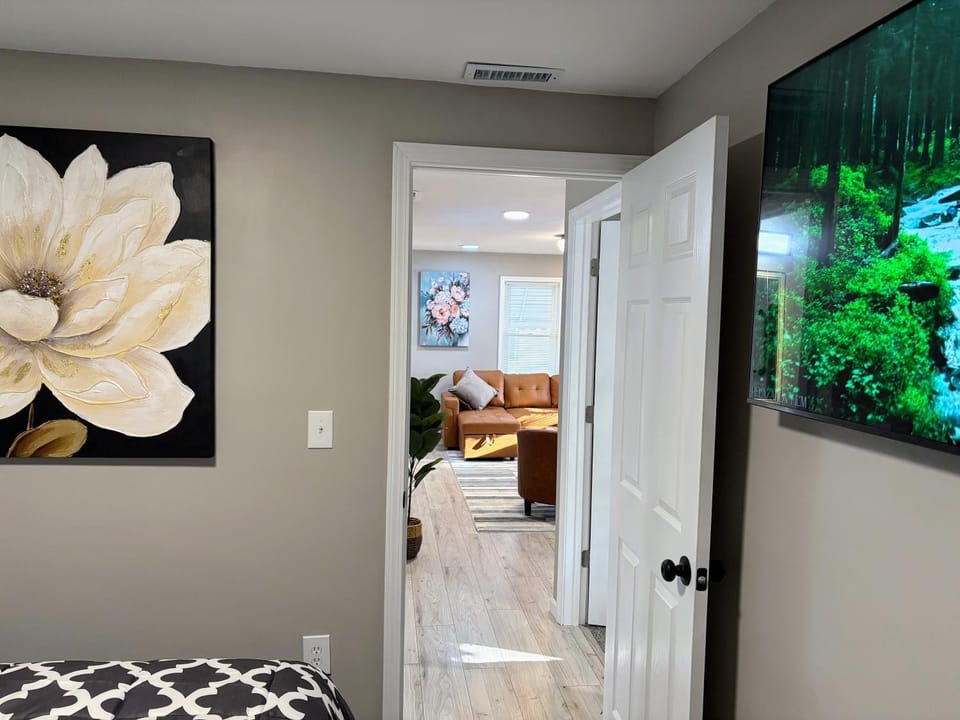 Bed, TV and multimedia, Bedroom
