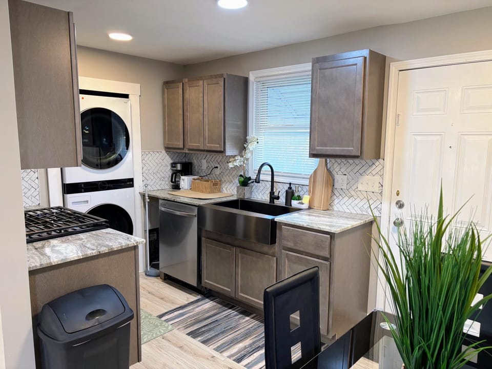 Coffee/tea facilities, Kitchen or kitchenette, dishwasher, toaster, washing machine, dryer