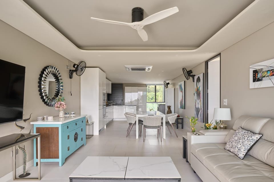 Communal lounge/ TV room, TV and multimedia, Living room, Seating area, air conditioner