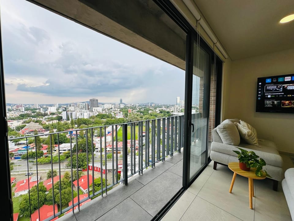 Modern 2BR Condo in Providencia, City Views, Pool & Gym Apartment in Guadalajara