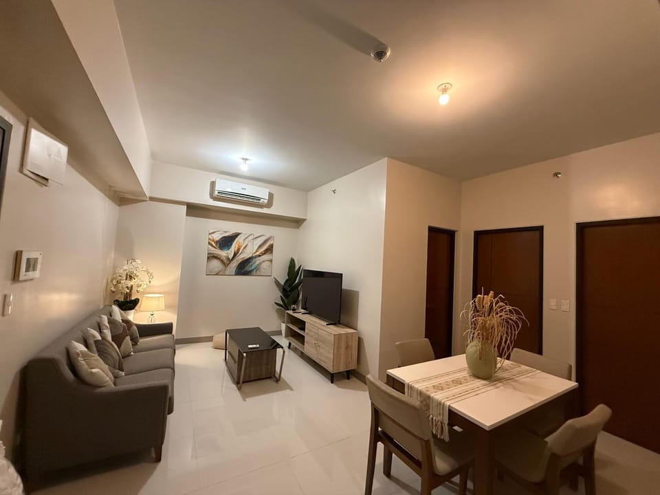 Communal lounge/ TV room, TV and multimedia, Living room, Photo of the whole room, Seating area, air conditioner