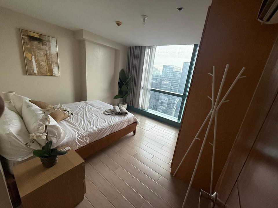 Bed, Photo of the whole room, Bedroom, City view, towels, air conditioner