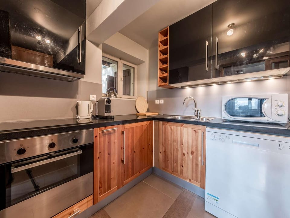 Kitchen or kitchenette, dishwasher, stove