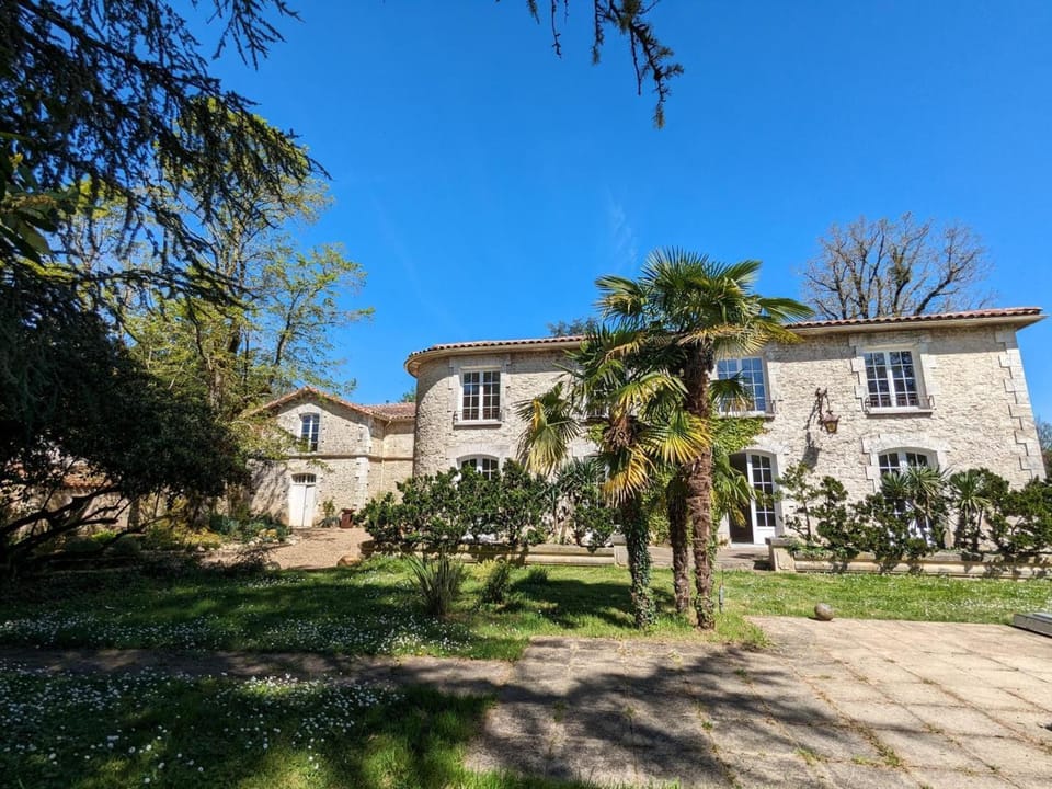 Grande maison avec piscine privée, wifi et animaux acceptés pour 15 pers. - FR-1-653-282 House in Nouvelle-Aquitaine