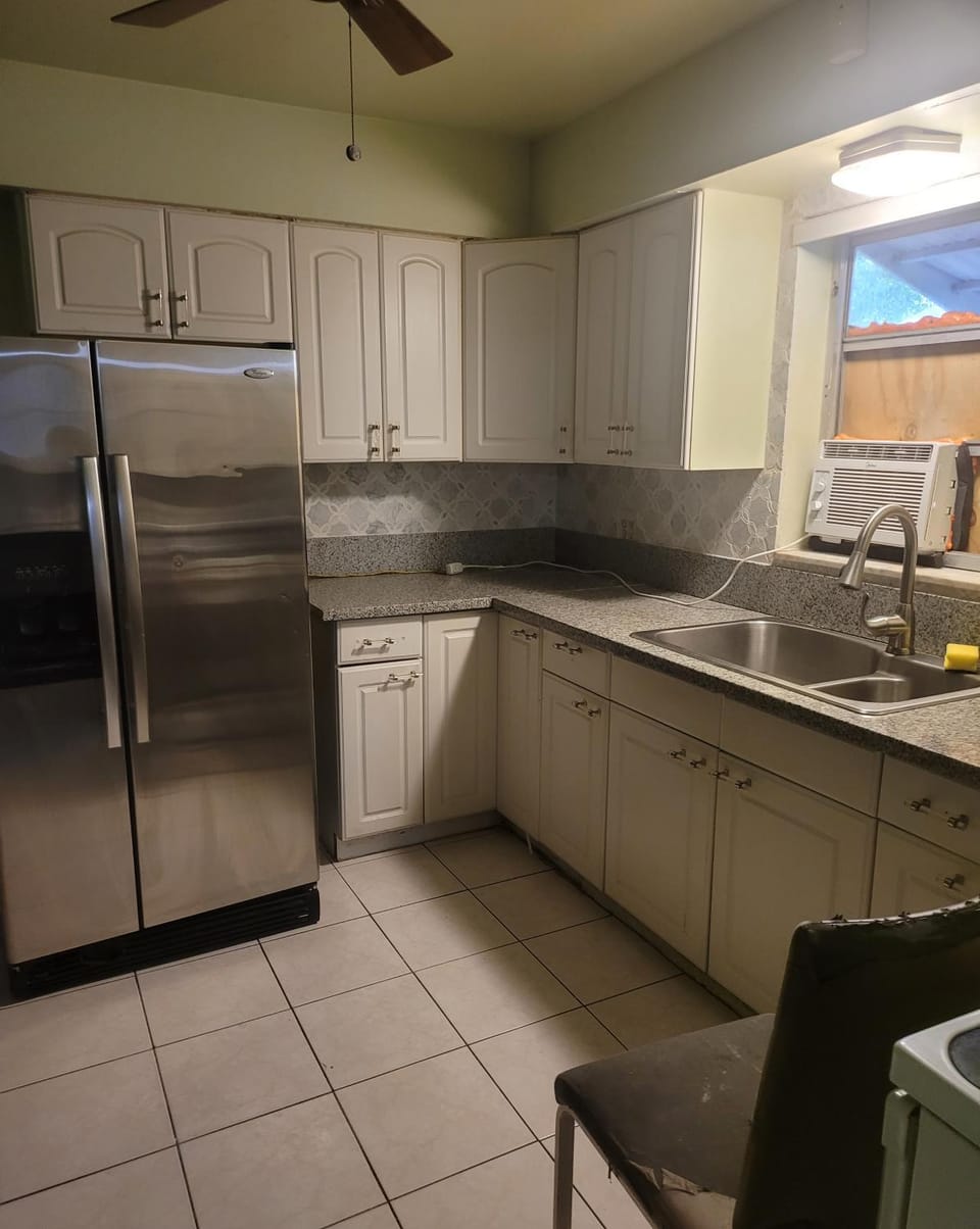 Vacation home with pool 3 bedrooms best location Bed and Breakfast in Lake Worth