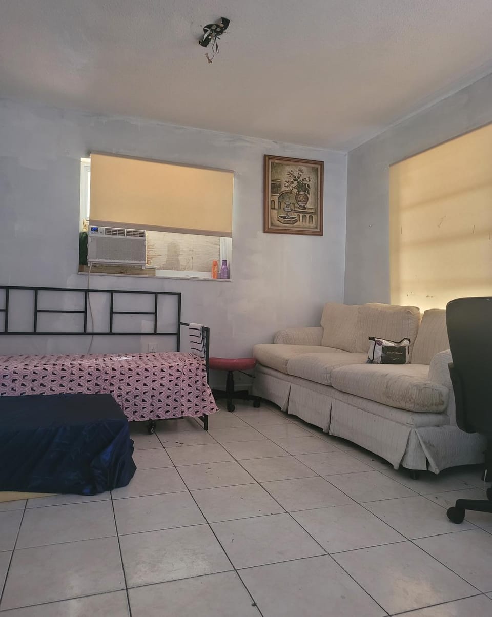 Vacation home with pool 3 bedrooms best location Bed and Breakfast in Lake Worth
