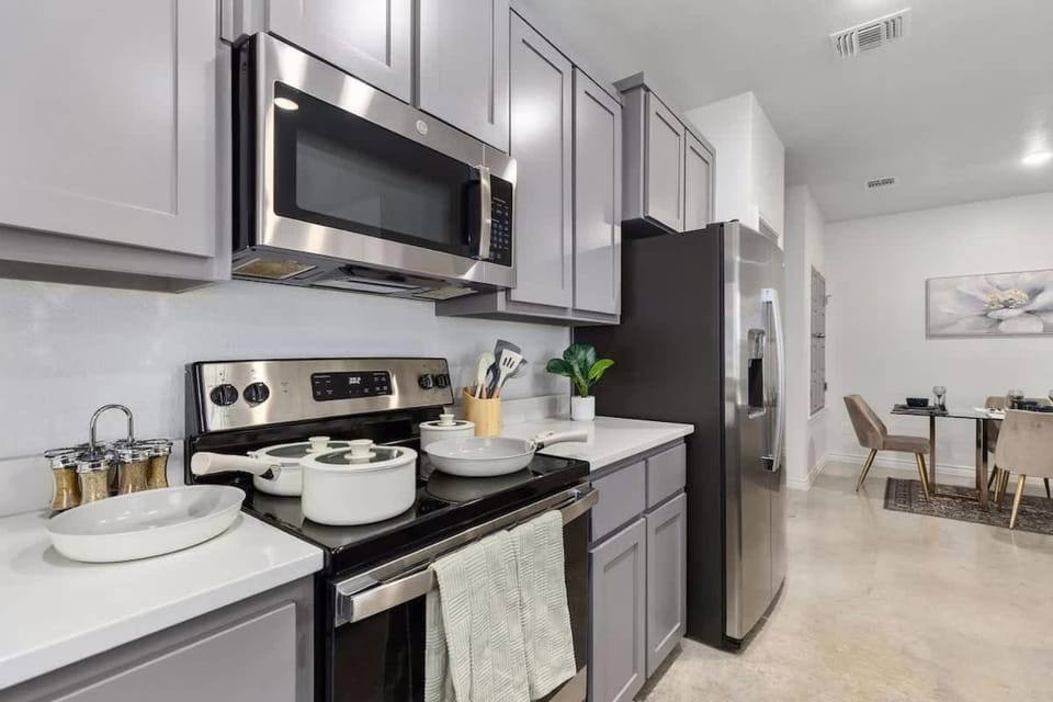 NEW 1 Story Townhome 6 BDs 5 Mile Baylor Scott & White Fenced Backyard - Professionally Managed by Stay Albatross House in Temple