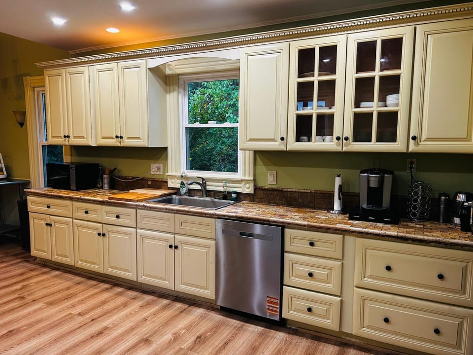 Coffee/tea facilities, dishwasher, kitchen