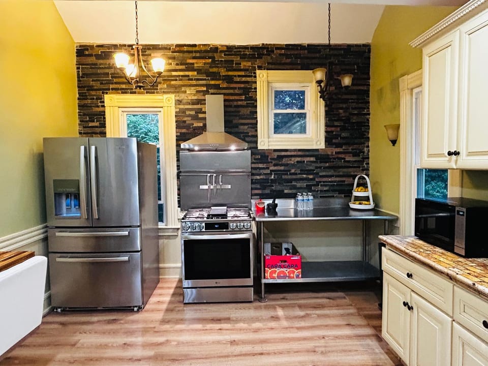 Kitchen or kitchenette, oven, stove
