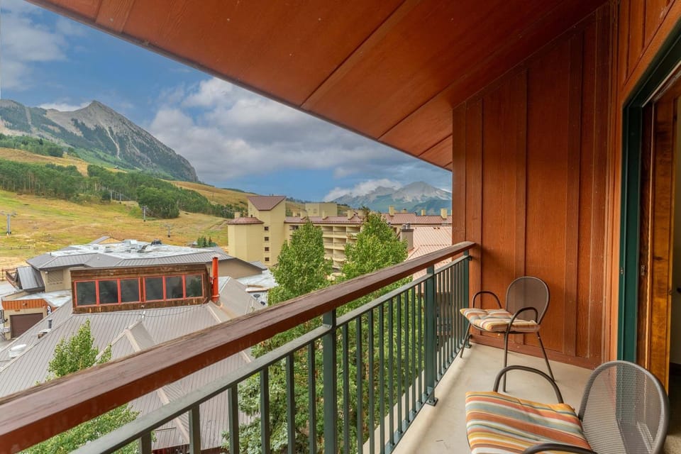 King Room with View Balcony & Best Location House in Colorado