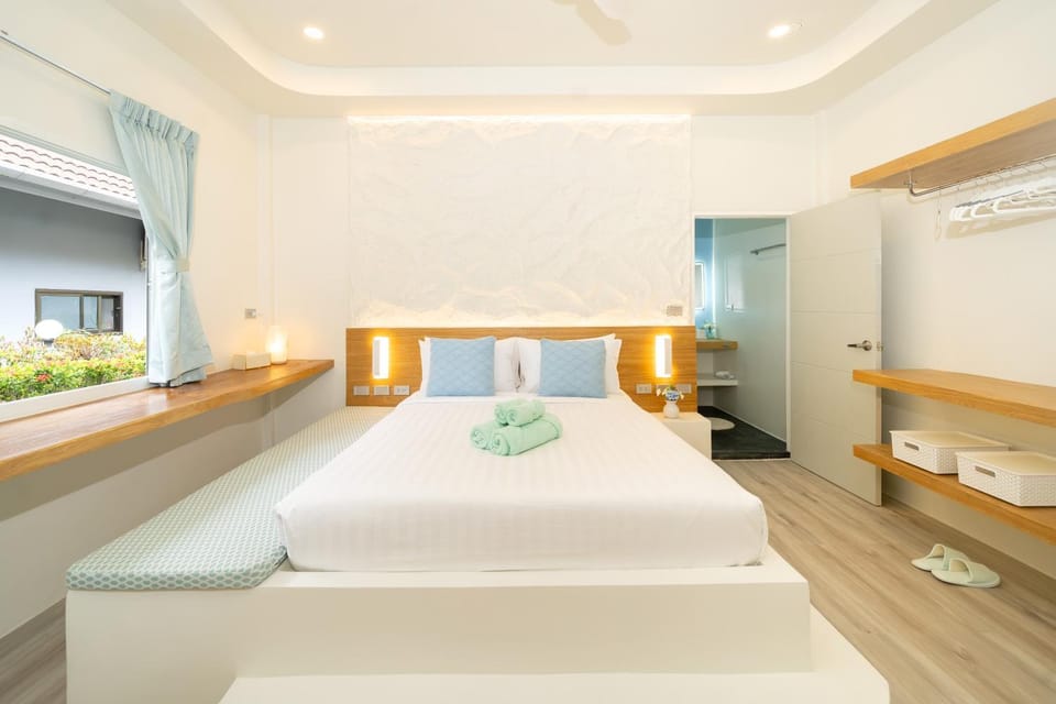 Bed, Photo of the whole room, Bedroom, towels