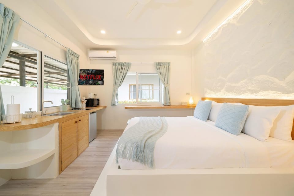 Bed, TV and multimedia, Kitchen or kitchenette, Photo of the whole room, Bedroom