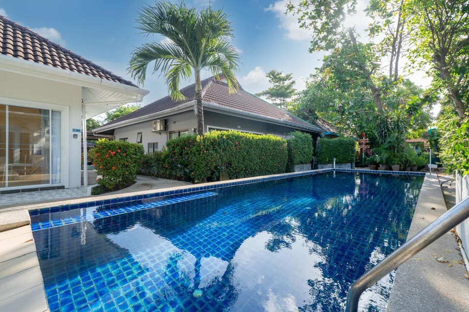 Property building, Day, Garden, Pool view, Swimming pool