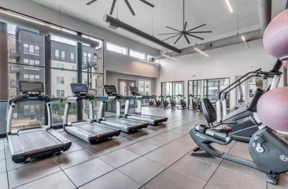 Peaceful Hideaway with Pool, Gym & EV charger Apartment in Addison