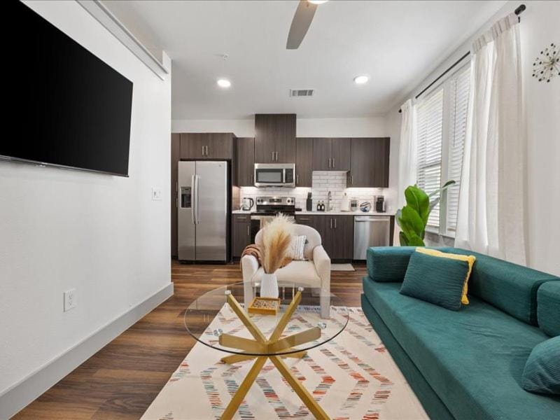Peaceful Hideaway with Pool, Gym & EV charger Apartment in Addison