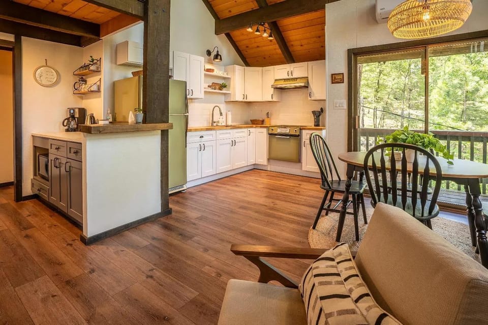 Kitchen or kitchenette, Living room, Seating area, Dining area, dishwasher, minibar, oven, pet friendly, pet friendly, stove
