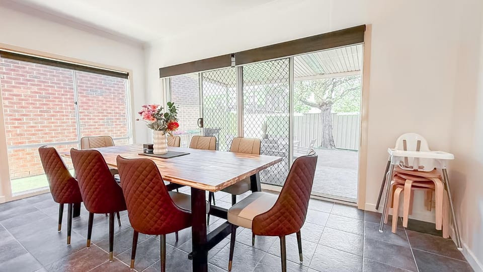 StayAU Family Haven Pet-Friendly Caroline Springs House in Melbourne