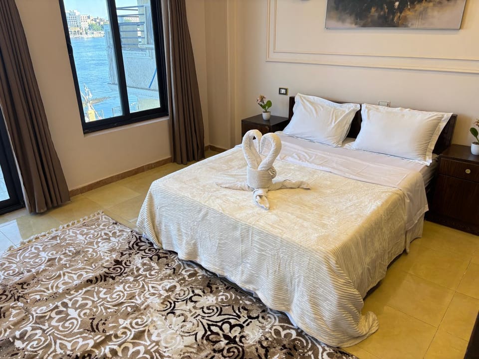 Bed, Natural landscape, Photo of the whole room, Bedroom, towels
