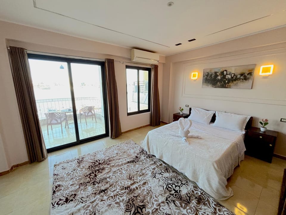 Bed, Living room, Photo of the whole room, Seating area, Bedroom, towels, air conditioner
