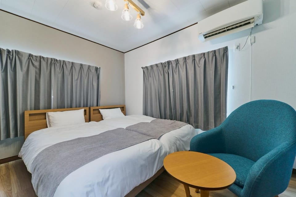 Bed, Living room, Photo of the whole room, Bedroom, air conditioner