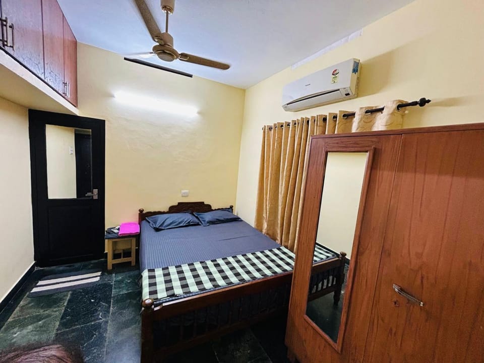 Bed, Photo of the whole room, Bedroom, wardrobe, air conditioner