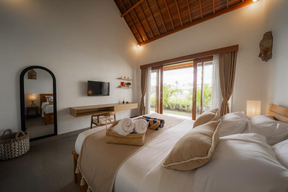 Bed, TV and multimedia, Photo of the whole room, Bedroom, towels