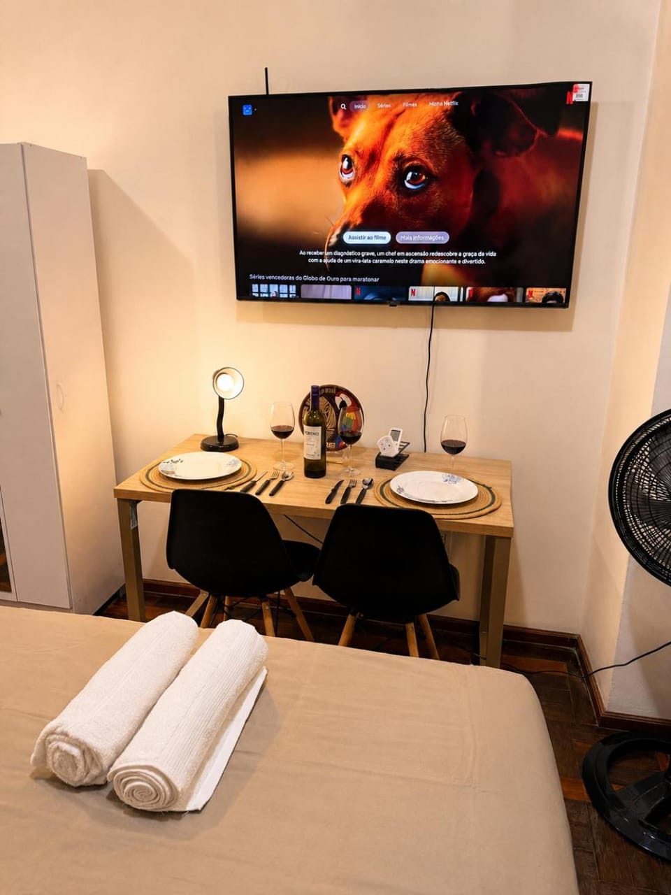 Bed, TV and multimedia, Bedroom, towels