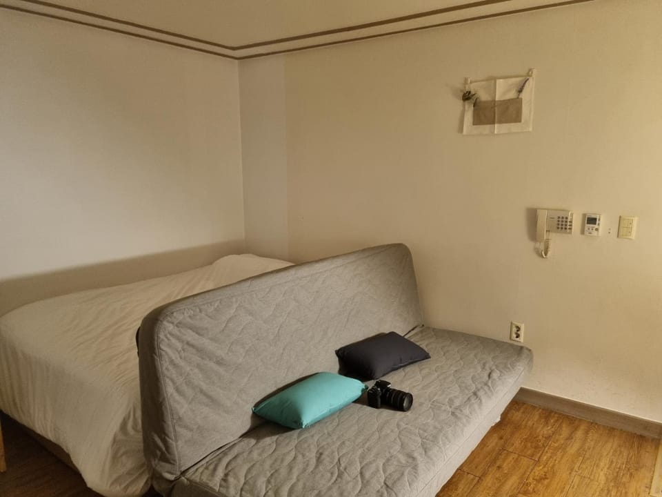 AngelB-20 minutes to Gangnam! Hotel-style bedding, OTT service, Cooking,Laundry, the most reasonable choice for Seoul travel & business! Apartment in Seoul
