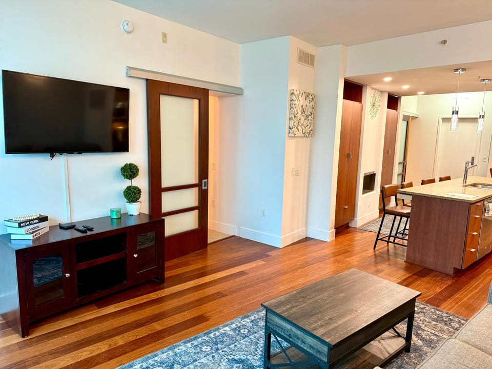Channelside Luxury Retreat Spacious 2BR 2BA Condo with Pool, Balcony, Sauna & Gym Apartment in Tampa