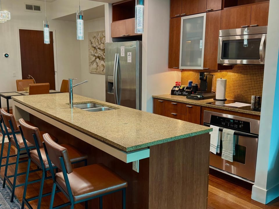 Channelside Luxury Retreat Spacious 2BR 2BA Condo with Pool, Balcony, Sauna & Gym Apartment in Tampa