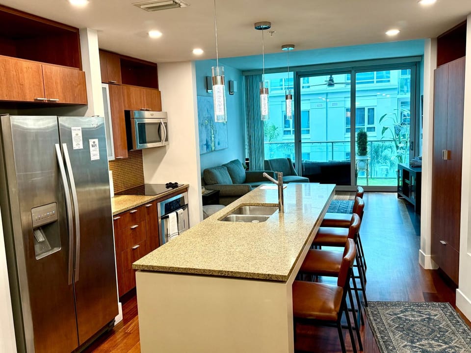 Channelside Luxury Retreat Spacious 2BR 2BA Condo with Pool, Balcony, Sauna & Gym Apartment in Tampa