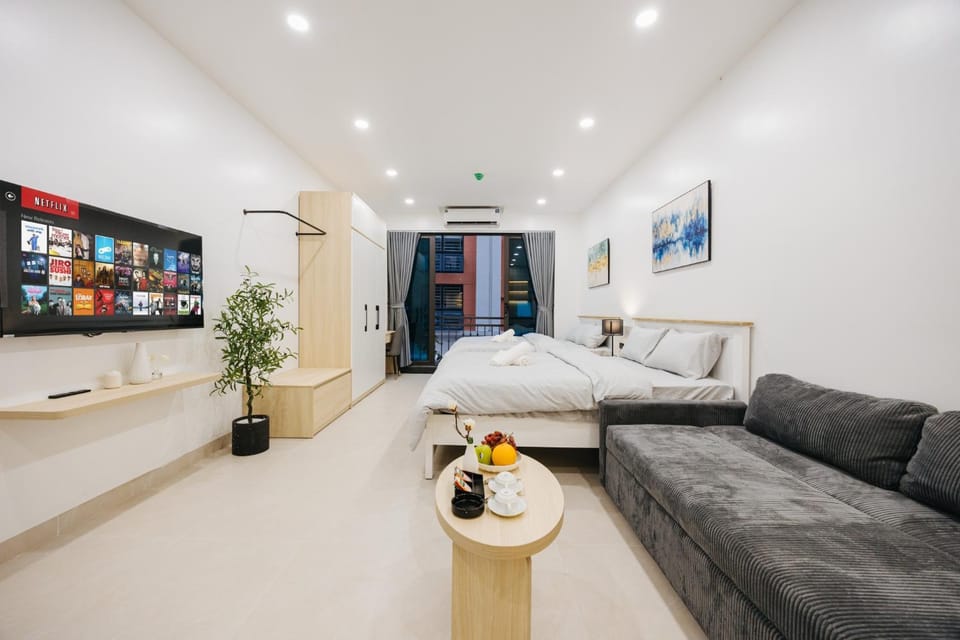 Bed, TV and multimedia, Living room, Photo of the whole room