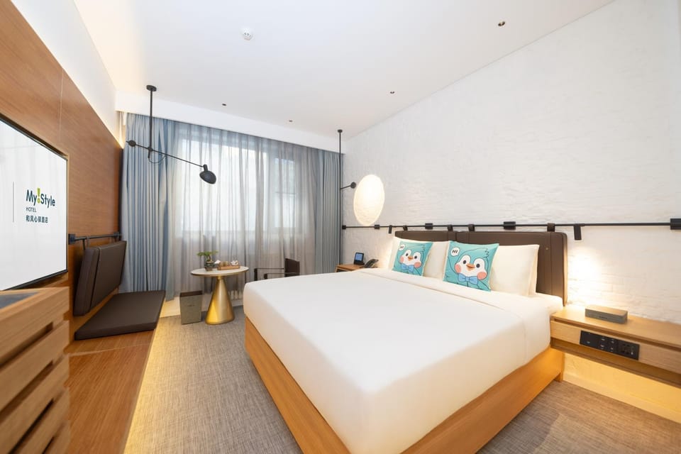 Bed, TV and multimedia, Photo of the whole room, Bedroom