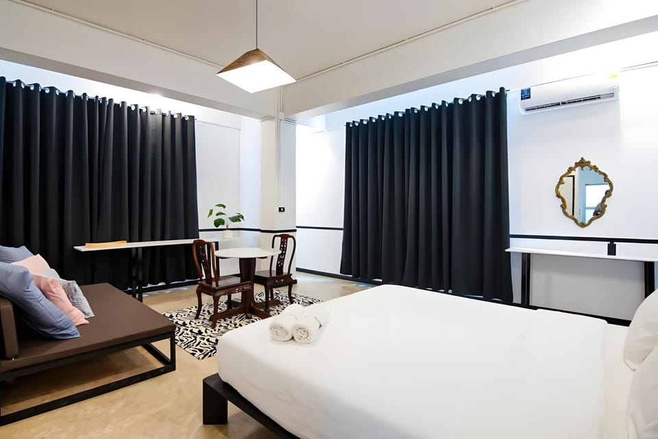 Bed, Living room, Photo of the whole room, Bedroom, air conditioner