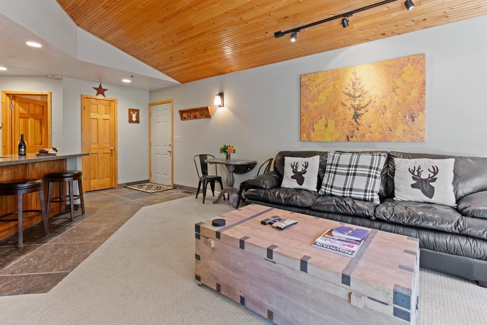 Bristlecone at Deer Valley Resort - Three Bedroom Condo with Hot Tub #201 Apartment in Park City