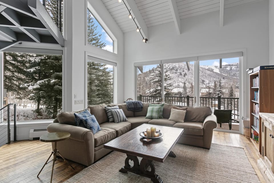 1688 - Five Bedroom with Hot Tub Pinnacle Apartment in Park City