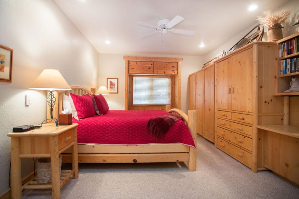 Bristlecone at Deer Valley Resort - Three Bedroom Condo with Hot Tub #101 Apartment in Park City