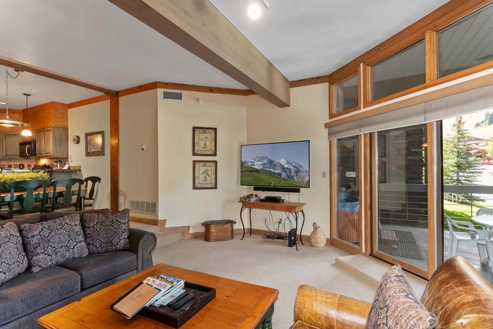 Powder Run at Deer Valley Resort - Two Bedroom Condo with Hot Tub #A13 Apartment in Park City