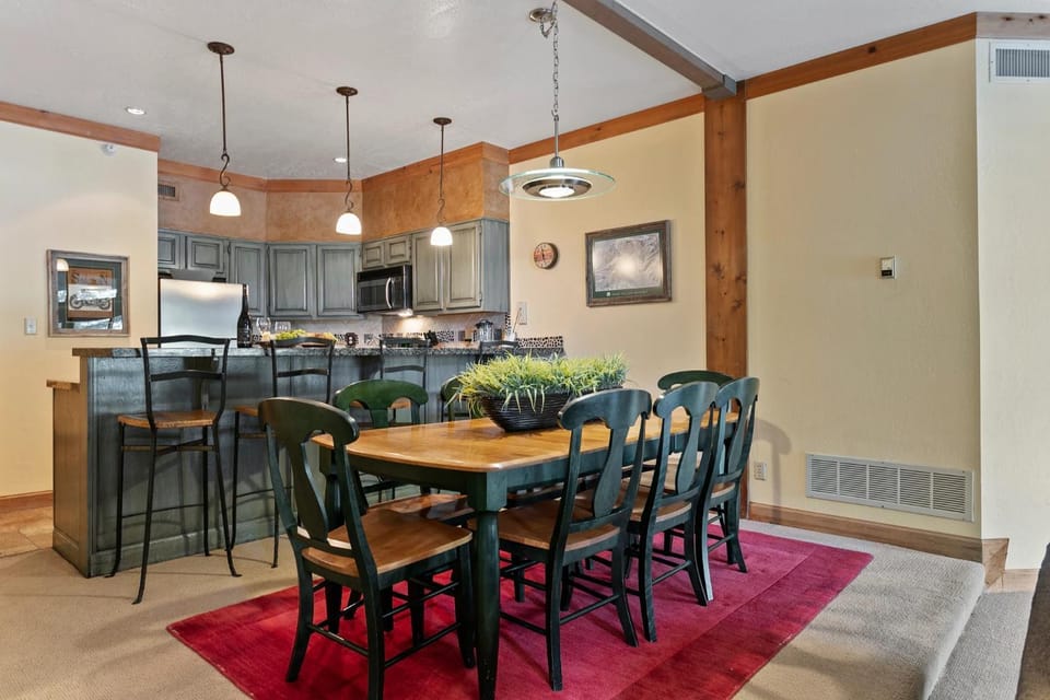 Powder Run at Deer Valley Resort - Two Bedroom Condo with Hot Tub #A13 Apartment in Park City