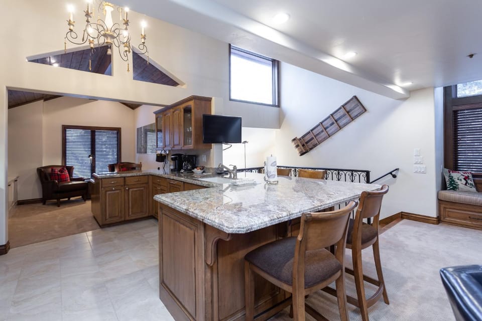 Ridgepoint at Deer Valley Resort - Three Bedroom with Hot Tub #124 Apartment in Park City
