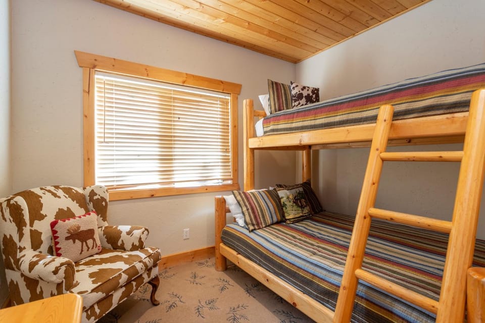 Bristlecone at Deer Valley Resort - Three Bedroom Condo with Loft and Hot Tub #504 condo Apartment in Park City