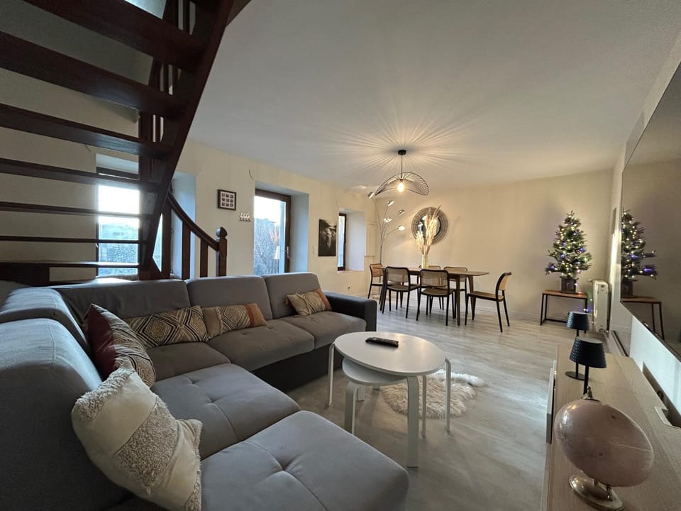 Maison spacieuse entre lacs et montagnes House in Auvergne-Rhône-Alpes