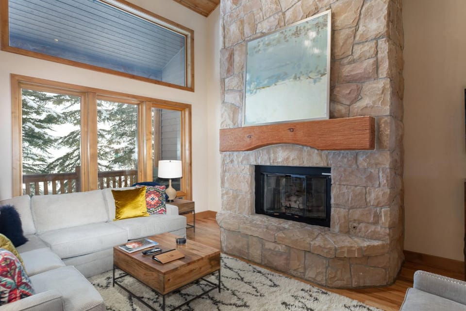 Sterling Lodge at Deer Valley Resort - Three Bedroom Condo with Hot Tub #108 Apartment in Deer Valley