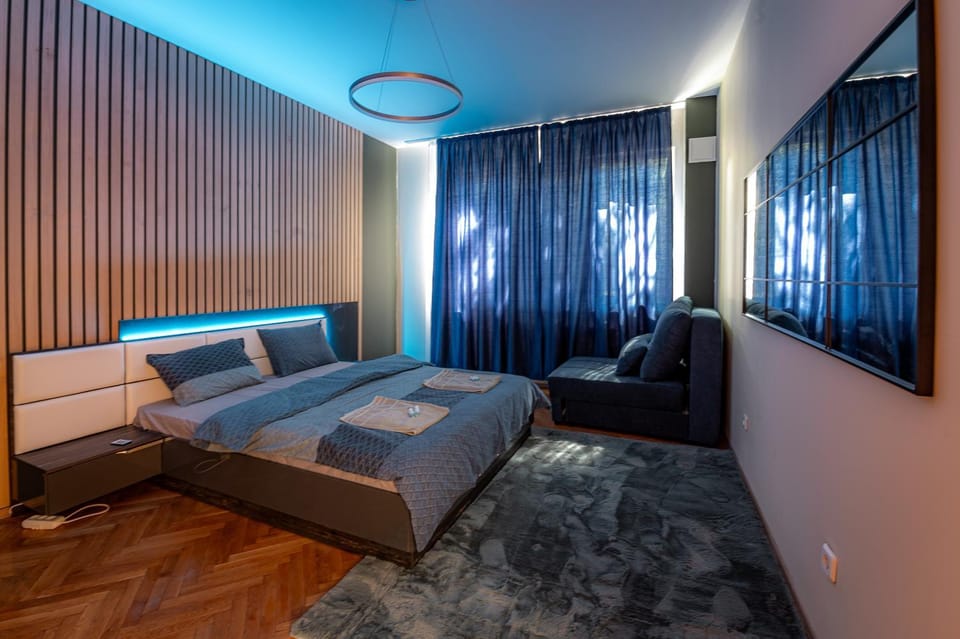 2 DeLuxe Apartments, Top Center Free Parking, 4 BDR Apartment in Sofia